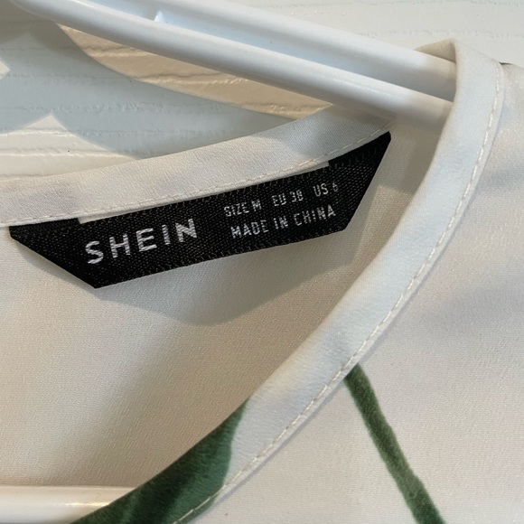 Beautiful floral top - Picture 2 of 3